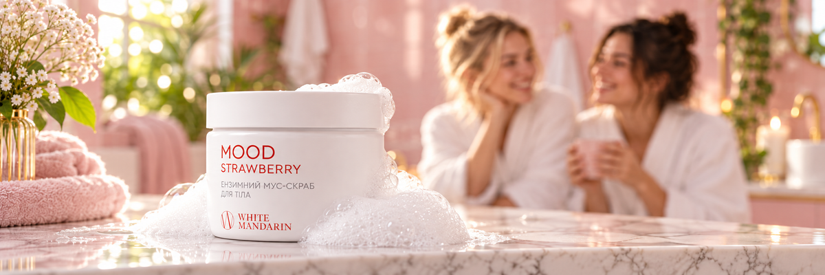 Мус-скраб MOOD STRAWBERRY на передньому плані, дві жінки у розфокусі на фоні